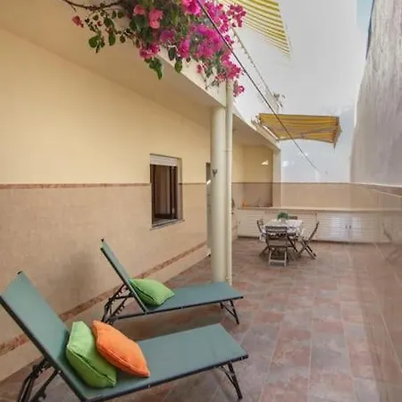Yellow House Apartment *